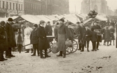 Handlare och kunder på Hindersmässan, 1912