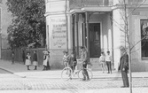 Utanför Hahns cykelverkstad på Trädgårdsgatan, 1903