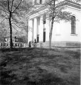 Härnösands domkyrka. Arkitekt Johan Adolf Hawerman .Nyklassistisk stil. Vitputsad stenkyrka med ett mittorn, två mindre torn och västfasad med pelarrad.En del inventarier från den äldre kyrkan bland annat altartavlan från 1700-talet.Treskeppigt kyrkorum. Orgel från 1731 av Johan Caliman med barockfasad av Magnus Granlund från Hudiksvall