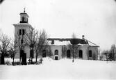 Gudmundrå kyrka. Byggmästare Simon Geting. Nyklassisk stil (tidig). Vitputsad stenkyrka med torn i väster och sakristia i öster. 1823-25 ny predikstol och altarutsmyckning av Johan Edler.