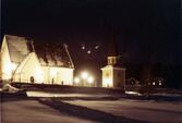 Sånga kyrka har föregåtts av en äldre kyrka sannolikt av trä. Den nuvarande kyrkan är inte en av de äldsta i Ådalen, men exakt datering är svårt att få fram. Den är som flera av de övriga medeltidskyrkorna spetsgavlad med brant spånklätt sadeltak. Sakristia och vapenhus har tillkommit senare. Innertaket förseddes under 1400-talet med stjärnvalv. Kyrkan är byggd över en undergörande källa, vilket tyder på att platsen är gammal som kultplats. Interiören präglas av 1770-tals inredning med bl.a altaruppsats och predikstol. Klockstapeln är byggd omkring 1850.