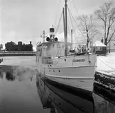 Hamnkanalen i Jönköping, precis framför Hotellplan och Stora Hotellet. M/S Stjärnorp ligger förtöjd och i bakgrunden syns ett SJ-tåg.