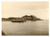 Kallbadhuset och fästningen fotograferat mot sydväst före julen 1902, då badhuset förstördes i en storm.