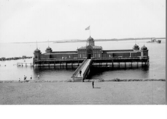 Vy från ovan mot Kallbadhuset och Barnens strand.