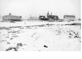 Vinterbild från Barnens badstrand med - från vänster -  Kallbadhuset, Varmbadhuset samt Tullhuset.
