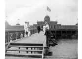 Kallbadhuset mellan att det återuppfördes 1903 och att svensk-norska unionen upphörde 1905. Unionsflaggan vajar nämligen ovan kupolen. Några badgäster befinner sig på bryggan mellan stranden och kallbadhuset.