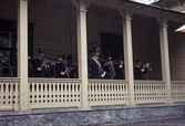 Musikkår spelar vid invigning av militärhistoriskt museum, 1989.