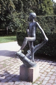 Skulpturen Ung pojke i Stadsparken, 1990
