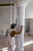 Marmorering av pelare i plenisalen, 1989
