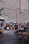Besökare på loppmarknad, 1984