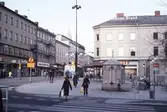 Människor på Våghustorget, 1983.