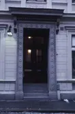 Dörr in till byggnad på Köpmangatan, 1980-tal