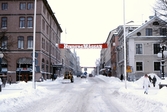 Banderoll över Drottninggatan från Storbron, 1985