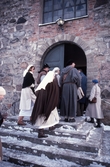 Medeltidsbesökare går in i Nikolaikyrkan, 1993