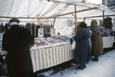 Marknadstånd som säljer tråd och tyger på hindersmässan, 1994