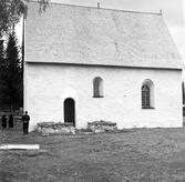 Högsjö gamla kyrka. Kyrkan uppfördes i slutet av 1300-talet. Den brändes av ryssarna 1721. Kyrkan renoverades under kommande 15 åren under ledning av Hans Biskop en österbottnisk bildhuggare. Han tillverkade predikstolen och altaruppsättningen i kyrkan samt en del små inventarier. Bänkinredning samt läktare i väster är tillverkade av Jonas Lund och Olof Johansson Brandt. Förgyllning och målning av inredningen och de nya inventarierna gjordes av Erik Fällström på 1730-talet. 