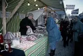 Knalle säljer godis på hindersmässan, 1995