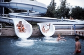 Barn som åker vattenrutschbanan på Gustavsvik, 1985