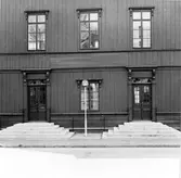 Domkapitelhuset. Uppfördes 1844 som gymnastik- och sånghus för Härnösands gymnasium efter ritningar av arkitekt C.G. Blom-Carlsson. År 1973 flyttades byggnaden från kvarteret Rådhuset vid Nybrogatan till Nygatan 14. Byggnaden restaurerades då exteriört efter originalritningar.