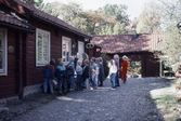 Skolklass på besök till skomakargården i Wadköping, 1989