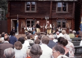 Spelemän spelar på sina nyckelharpor i Wadköping, 1980