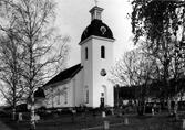 Kyrkan från nordväst. Ritning av Per Hagmansson (son till Daniel Hagman). Vitputsad stenkyrka med torn. Invändigt tunnvälvt tak. Inredning från omkring 1800 bevarad. Orgelfasad från 1821, nytt orgelverk 1916.