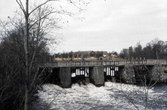 Bro över dammbordet, 1982