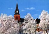 Örnsköldsviks stads första kyrka ritad av Gustaf Améen i nordisk stil och invigdes 1910. Vid en restaurering 1972 ändrades den norra korsarmen till ett mindre kapell, ofta kallat Sköldska koret. Under kapellet finns en krypta som fungerar som gravkapell. Den är byggd av tegel med vitmålade blinderingar. Portalen är huggen i granit. Planlösningen är oregelbunden med tornet i sydvästra hörnet. Kyrkorummet består av mittskepp täckt av tre valv samt tvärskepp.1952-54 gjordes en genomgripande restaurering. Sakristian revs och koret blev bredare och djupare. Korgolvet höjdes och ny sakristia byggdes.