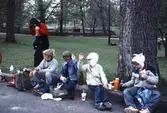 Barn äter matsäck i Brunnsparken, 1982