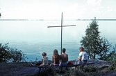 Besökare sitter på en udde, 1985