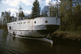 Lindö II bogserad till Hjälmare kanal, 1992