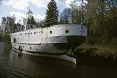 Lindö II bogserad till Hjälmare kanal, 1992