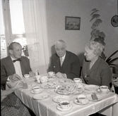 Medaljöverlämning och middag i Föra 10/2 1960. Postdirektör Axel Engers, Fru Berta Nilsson, Föra. Postmästaren Cir Ewers, Borgholm.