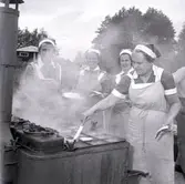 Militär övning i Köpingsvik. Lottor vid fältköket.