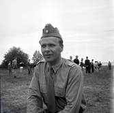 Militär övning i Köpingsvik, en ung soldat poserar.