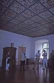 Besökare rittar på innertaket i Göksholms slott, 1983.