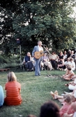 Gunde Johansson sjunger under firandet av Svampen, 1982