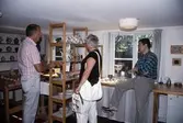 Besökare i keramikverkstaden i Wadköping, 1988