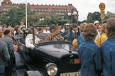 Marknadsbesökare i en veteranbil, 1980-tal