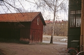 Träbyggnad på en innergård, 1981