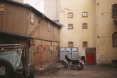 Motorcykel på innergård, 1981