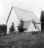 Högsjö gamla kyrka uppfördes i slutet av 1300-talet. Den brändes av ryssarna 1721. Kyrkan renoverades under kommande 15 åren under ledning av Hans Biskop en österbottnisk bildhuggare. 