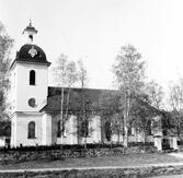 Högsjö kyrka. Kyrkan invigdes 1789. Byggmästaren var Simon Geting från Sundsvall efter ritningar av Per Hagmansson bosatt i Sundsvall. Bildhuggaren till en del inredning är Pehr Westman från Hemsön. Predikstolen och altaruppsättningen i den nyklassicistiska stilen är Olof Hofréns arbete. Orgel tillverkades av J.G. Ek från Härnösand. Olof Hofrén fick i uppdrag att måla, ornera och förgylla orgelfasaden. Altartavlan föreställande korset på Golgatan är en målning av Sven Linnborg från början av 1900-talet