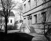 Domkapitelhuset. Uppfördes 1844 som gymnastik- och sånghus för Härnösands gymnasium efter ritningar av arkitekt C.G. Blom-Carlsson.  År 1973 flyttades byggnaden från kvarteret Rådhuset vid Nybrogatan till  Nygatan 14. Byggnaden restaurerades då exteriört efter originalritningar.