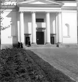 Härnösands domkyrka. Arkitekt Johan Adolf Hawerman. Nyklassistisk stil. Vitputsad stenkyrka med ett mittorn, två mindre torn och västfasad med pelarrad. En del inventarier från den äldre kyrkan bland annat altartavlan från 1700-talet.Treskeppigt kyrkorum. Orgel från 1731 av Johan Caliman med barockfasad av Magnus Granlund från Hudiksvall
