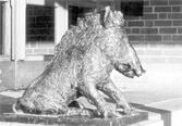 Vildsvin, skulptur av Carl Frisendahl.