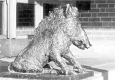 Vildsvin, skulptur av Carl Frisendahl.