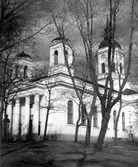 Härnösands domkyrka. Arkitekt Johan Adolf Hawerman. Nyklassistisk stil. Vitputsad stenkyrka med ett mittorn, två mindre torn och västfasad med pelarrad. En del inventarier från den äldre kyrkan bland annat altartavlan från 1700-talet.Treskeppigt kyrkorum. Orgel från 1731 av Johan Caliman med barockfasad av Magnus Granlund från Hudiksvall