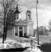 Domkyrkan med parken. Arkitekt Johan Adolf Hawerman. Nyklassistisk stil. Vitputsad stenkyrka med ett mittorn, två mindre torn och västfasad med pelarrad. En del inventarier från den äldre kyrkan bland annat altartavlan från 1700-talet.Treskeppigt kyrkorum. Orgel från 1731 av Johan Caliman med barockfasad av Magnus Granlund från Hudiksvall