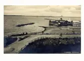 Vy från fästningen över dess uppfart, Barnens badstrand och Kallbadhuset. Bilden är troligen tagen 1928.